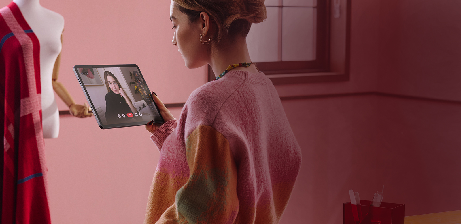 femme utilisant une tablette pour un appel vidéo