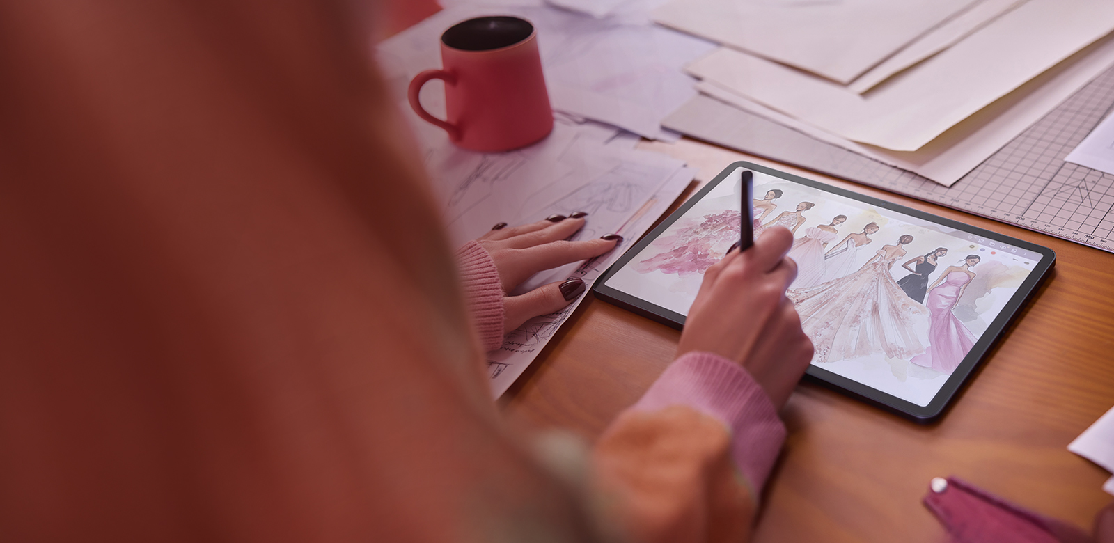 femme concevant des vêtements sur tablette