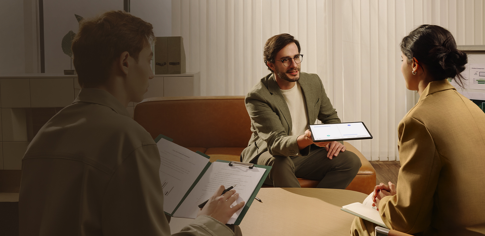 collègues utilisant une tablette pour effectuer plusieurs tâches à la fois